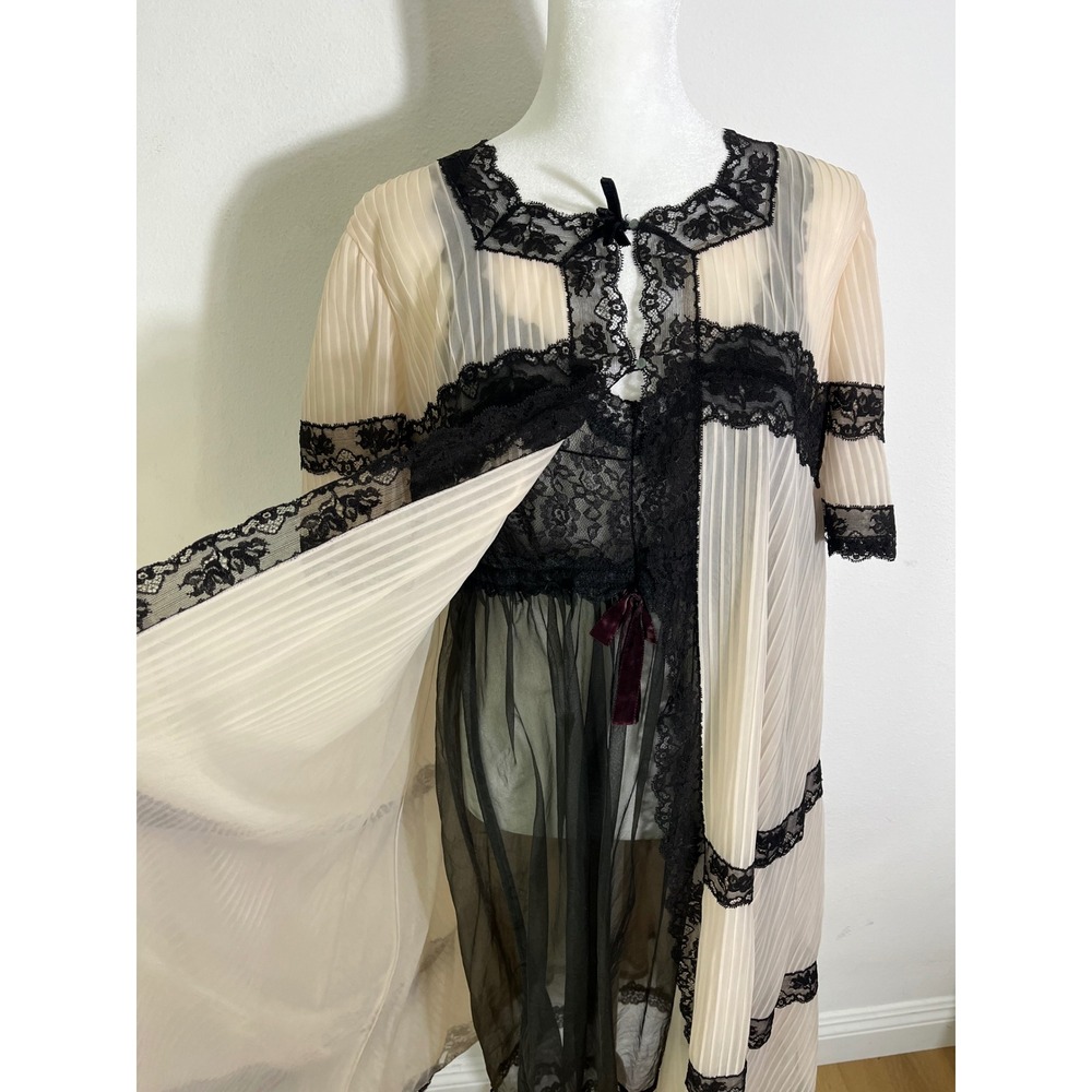 VINTAGE 60s VANITY FAIR Peignoir Set Black Lace Pleated Chiffon Robe Nightgown - Picture 5 of 16